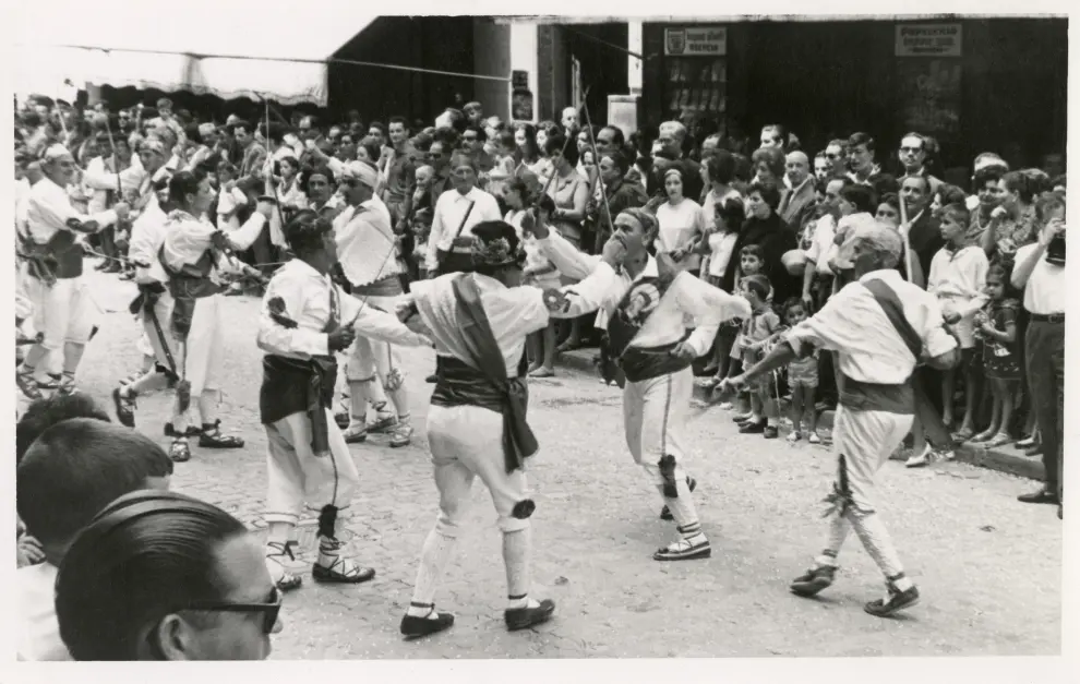 Los Danzantes de Huesca en las fiestas de San Lorenzo en los años 50.
