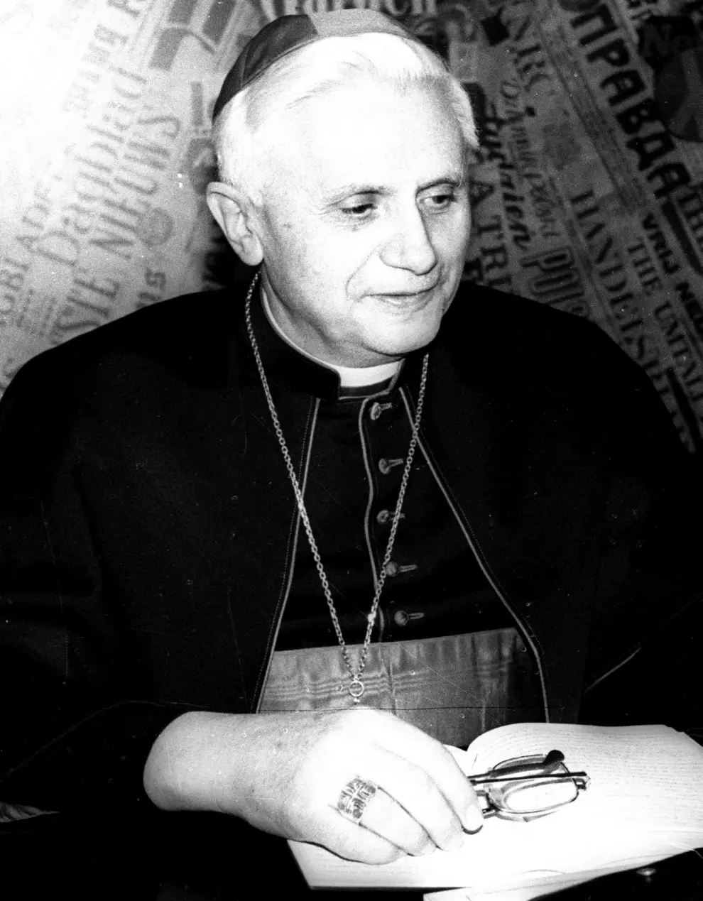 [[[HA ARCHIVO]]] Id: 2005-72524  Fecha: 19/04/2005 Propietario: EFE AGENCIA Autor: EFE AGENCIA descri: hm erv POPE29 MUNICH (ALEMANIA), 19.04.05.- Foto de archivo, tomada el 28 de febrero de 1982, del arzobispo de Munich Joseph Ratzinger, durante una misa en Munich. El cardenal Ratzinger fue elegido hoy martes 19 de abril nuevo Papa, con el nombre de Benedicto XVI. EFE/Ludwig Hamberger/Archivo