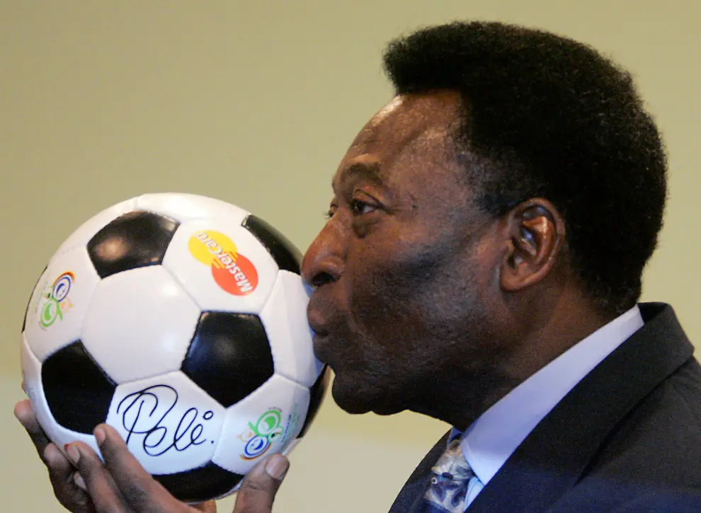 [[[HA ARCHIVO]]] Id: 2022-3656655  Fecha: 05/12/2022 Propietario: Reuters Autor:   descri: FILE PHOTO: Edson Arantes Do Nacimiento, better known as Pele, the Brazilian Sports Minister, shows two ceramic soccer balls made by handicapped children, February 15. Pele visited soccer schools as part of his official trip to Costa Rica where he has also signed accords for sports cooperation between Brazil and the host country. /File Photo SOCCER-PELE/ [Original: 2022-12-05T120141Z_1305043107_RC20H35260N4_RTRMADP_3_SOCCER-PELE.jpg] //REU//