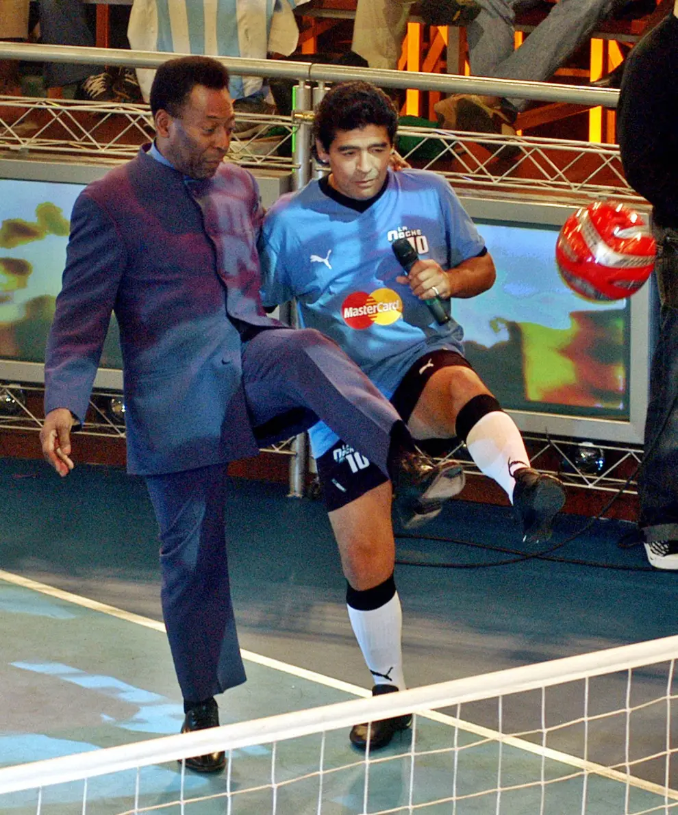 [[[HA ARCHIVO]]] Id: 2005-152907  Fecha: 16/08/2005 Propietario: Reuters Autor: REUTERS descri: MARADONA Y PELE. EM/TY Former Argentine soccer star Diego Maradona (R) welcomes Brazilian soccer legend Pele to Maradonas own weekly show called La Noche del Diez (The Night of Number 10), aired by Channel 13, in Buenos Aires August 15, 2005. Rival soccer legends Maradona and Pele left bitterness behind on Monday night in a unique televised encounter that had them chatting, hugging and singing off-key. Pele was the guest of honor as Maradona kicked off the show.  EDITORIAL USE ONLY NO SALES  REUTERS/Handout-Prensa Canal 13