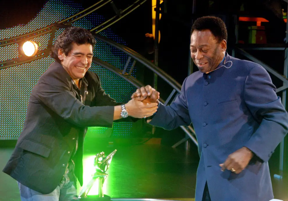 [[[HA ARCHIVO]]] Id: 2005-152908  Fecha: 16/08/2005 Propietario: Reuters Autor: REUTERS descri: MARADONA Y PELE. EM/TY Former Argentine soccer player Diego Maradona (R) plays with a ball alongside Brazilian soccer legend Pele during Maradonas own weekly show called La Noche del Diez (The Night of Number 10), aired by Channel 13, in Buenos Aires August 15, 2005. Rival soccer legends Maradona and Pele left bitterness behind on Monday night in a unique televised encounter that had them chatting, hugging and singing off-key. Pele was the guest of honor as Maradona kicked off the show.  EDITORIAL USE ONLY  NO SALES REUTERS/Prensa Canal 13/Handout
