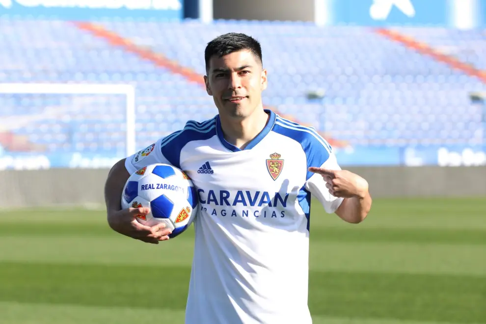 Presentación de Alarcón como nuevo jugador del Real Zaragoza, junto a Raúl Sanllehí
