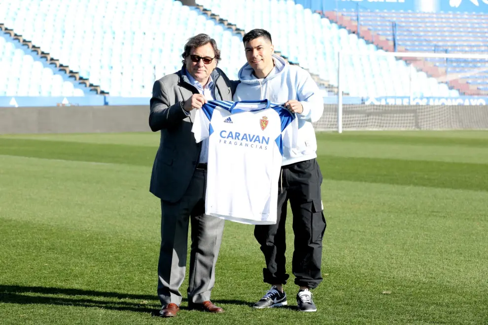 Presentación de Alarcón como nuevo jugador del Real Zaragoza, junto a Raúl Sanllehí