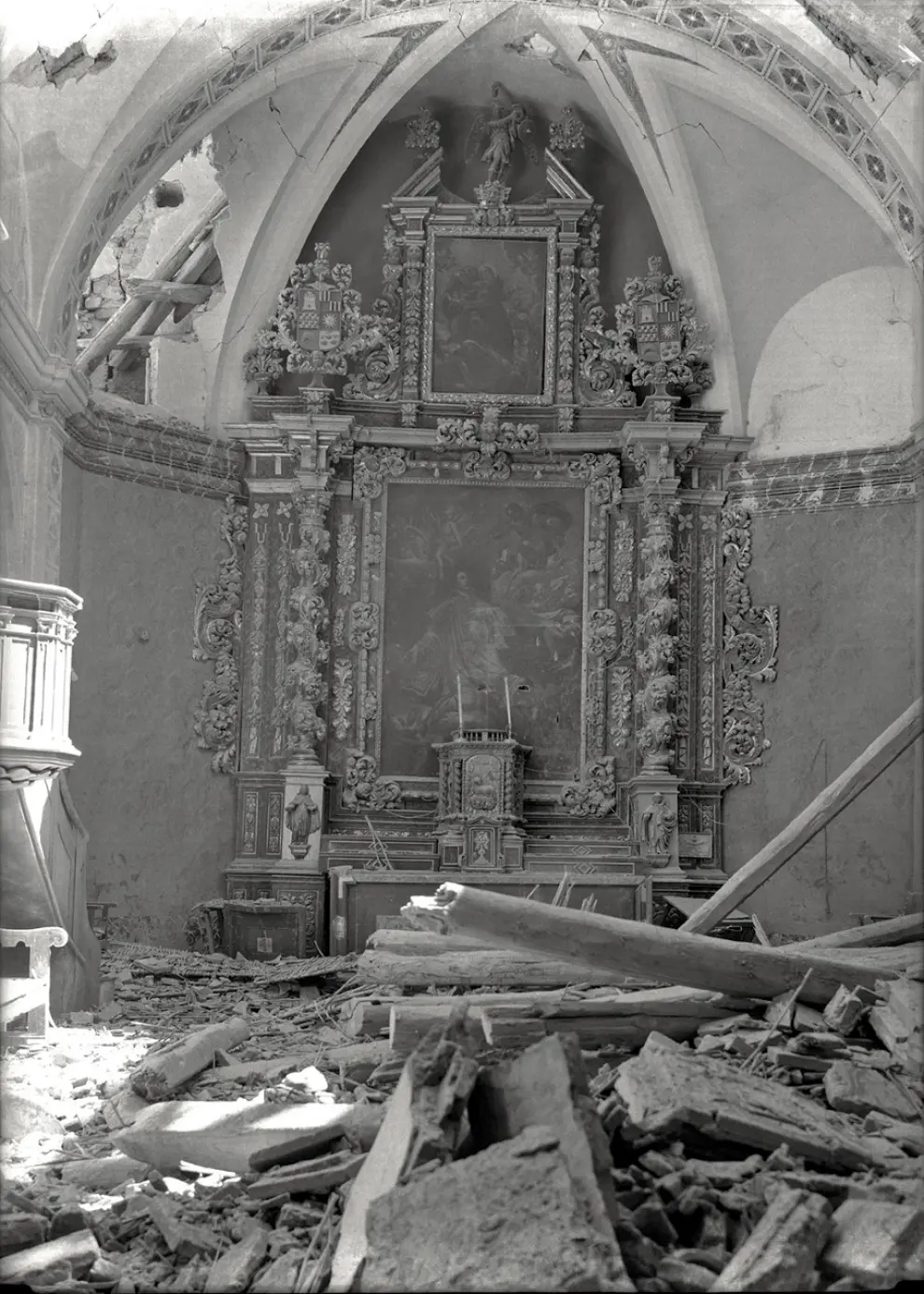 Desperfectos ocasionados por las bombas en la iglesia del convento de la Asunción.