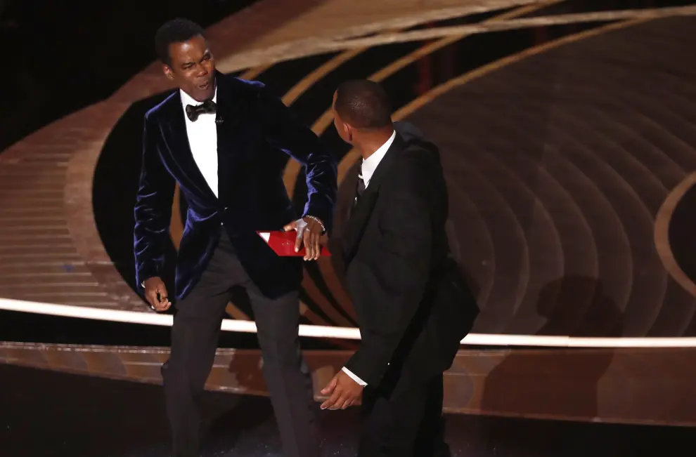 El actor estadounidense Will Smith (d) da una bofetada al humorista y actor Chris Rock durante la gala de los Oscars el 27 de marzo.