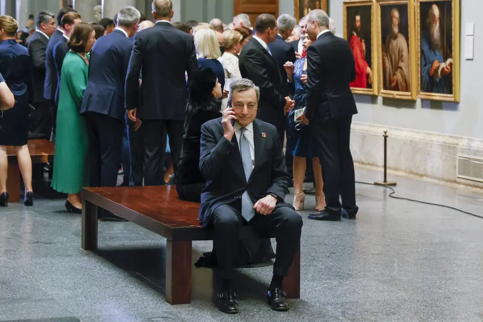El primer ministro italiano, Mario Draghi, habla por teléfono durante la cena que el Gobierno de España ofreció en el Museo del Prado a los jefes de Estado y jefes de Gobierno participantes en la cumbre de la OTAN, el 26 de junio en Madrid