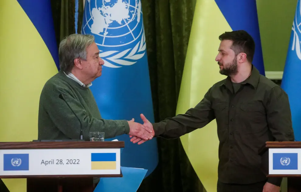 El secretario general de la ONU, Antonio Guterres, y el presidente de Ucrania, Volodymyr Zelenskiy, se dan la mano en una conferencia de prensa conjunta, mientras continúa el ataque de Rusia contra Ucrania, en Kyiv, Ucrania, el 28 de abril de 2022.