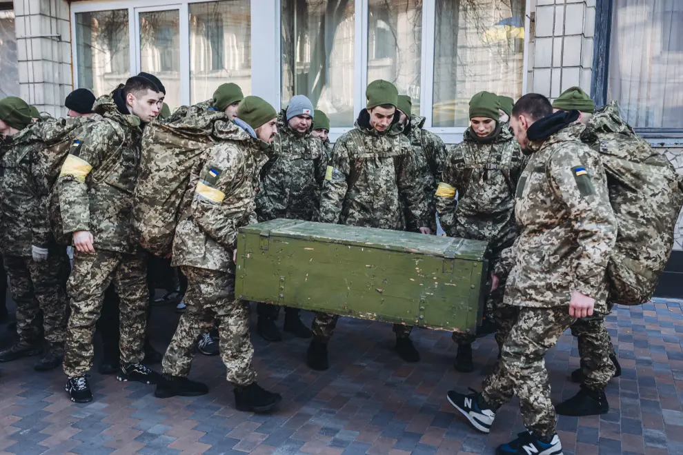 Varios soldados transportan material militar, a 28 de febrero de 2022, en Kiev (Ucrania). Desde el inicio del asalto del ejército ruso a Kiev, los ciudadanos ucranianos se protegen en refugios antiaéreos y muchos soldados y voluntarios recorren las calles de la ciudad.