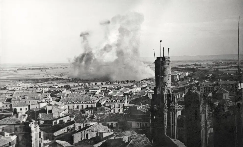 Vicente Plana Mur captó desde la torre de la catedral de Huesca la imagen de los efectos de un bombardeo durante la Guerra Civil.