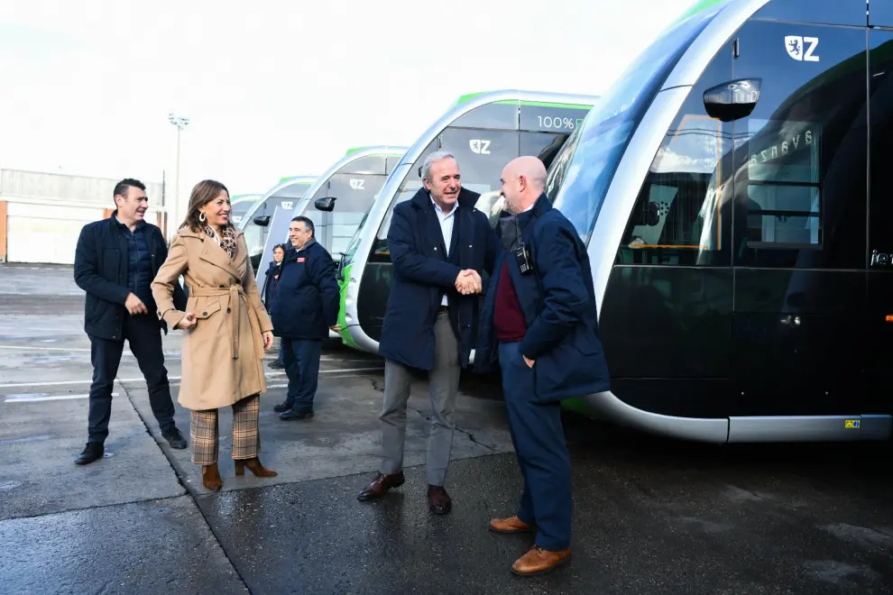 Seis nuevos autobuses eléctricos se incorporan a la flota municipal de Zaragoza.