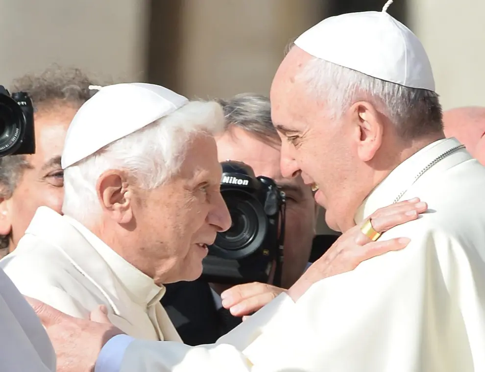 El papa emérito Benedicto XVI falleció este sábado a los 95 años de edad. Fue el primer pontífice de la época moderna que renunció al sillón de San Pedro.