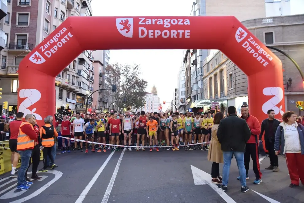 Unos 4.000 corredores han participado en la San Silvestre de Zaragoza.
