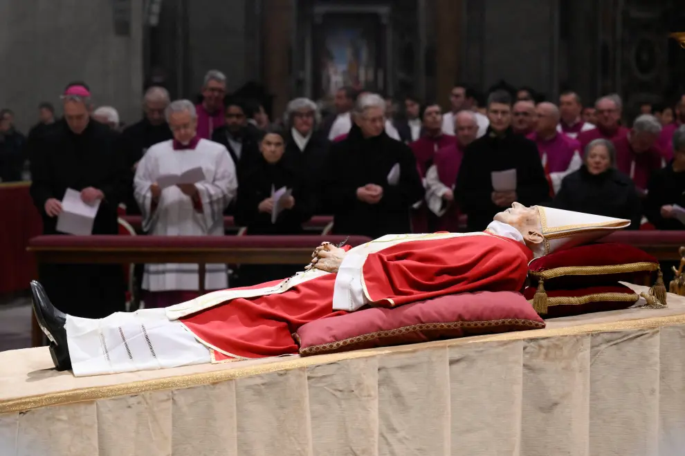 Abre la capilla ardiente de Benedicto XVI