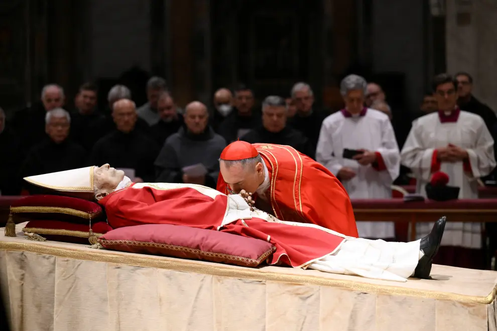 Abre la capilla ardiente de Benedicto XVI