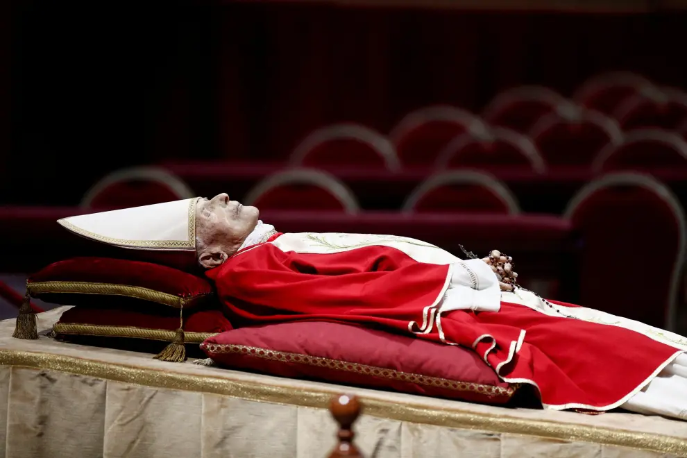 SENSITIVE MATERIAL. THIS IMAGE MAY OFFEND OR DISTURB    The body of former Pope Benedict lies in St. Peter's Basilica at the Vatican, January 2, 2023. REUTERS/Guglielmo Mangiapane POPE-BENEDICT/COFFIN