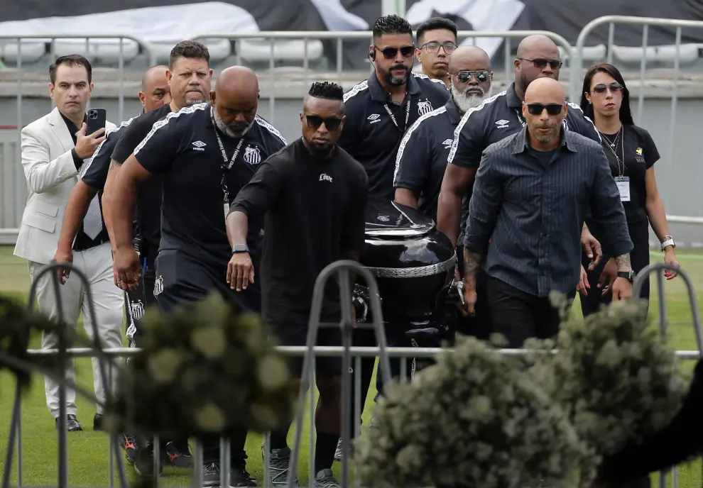 Los aficionados dan su último adiós a Pelé