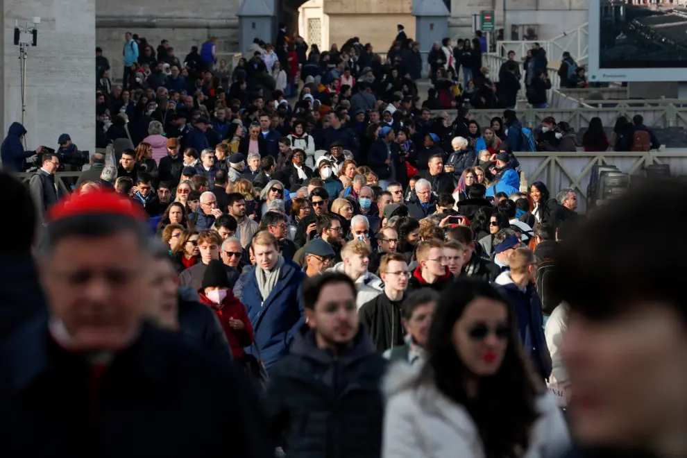 Faithful arrive to see former Pope Benedict lying in state, at St. Peter's Square, at the Vatican January 4, 2023. REUTERS/Kai Pfaffenbach POPE-BENEDICT/
