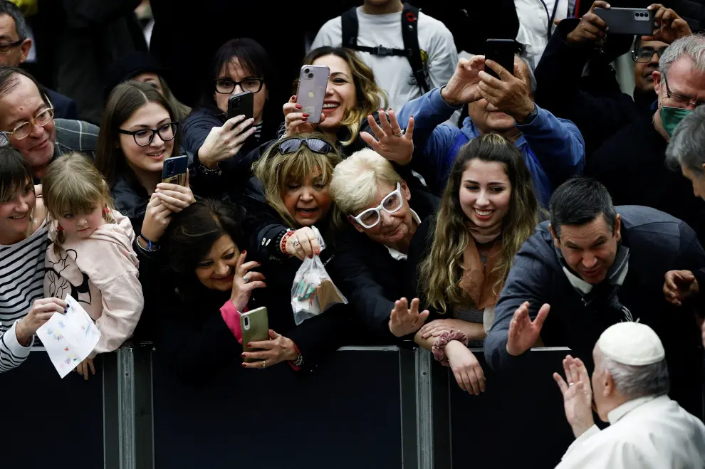 Pope Francis poses with nuns after the weekly general audience at the Vatican, January 4, 2023. REUTERS/Guglielmo Mangiapane POPE-AUDIENCE/
