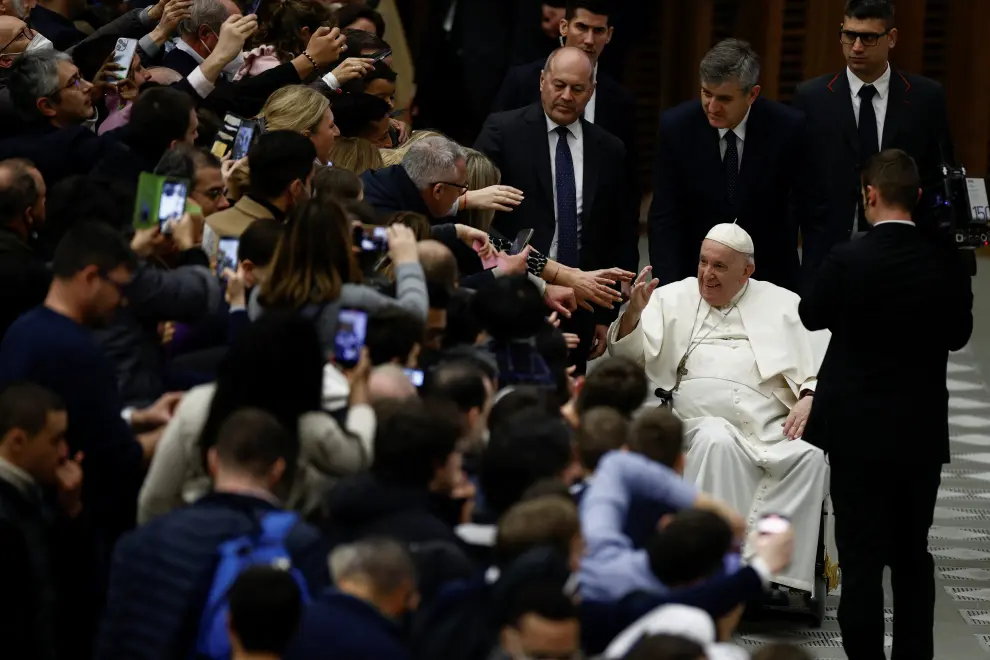 Pope Francis greets people after the weekly general audience at the Vatican, January 4, 2023. REUTERS/Guglielmo Mangiapane POPE-AUDIENCE/