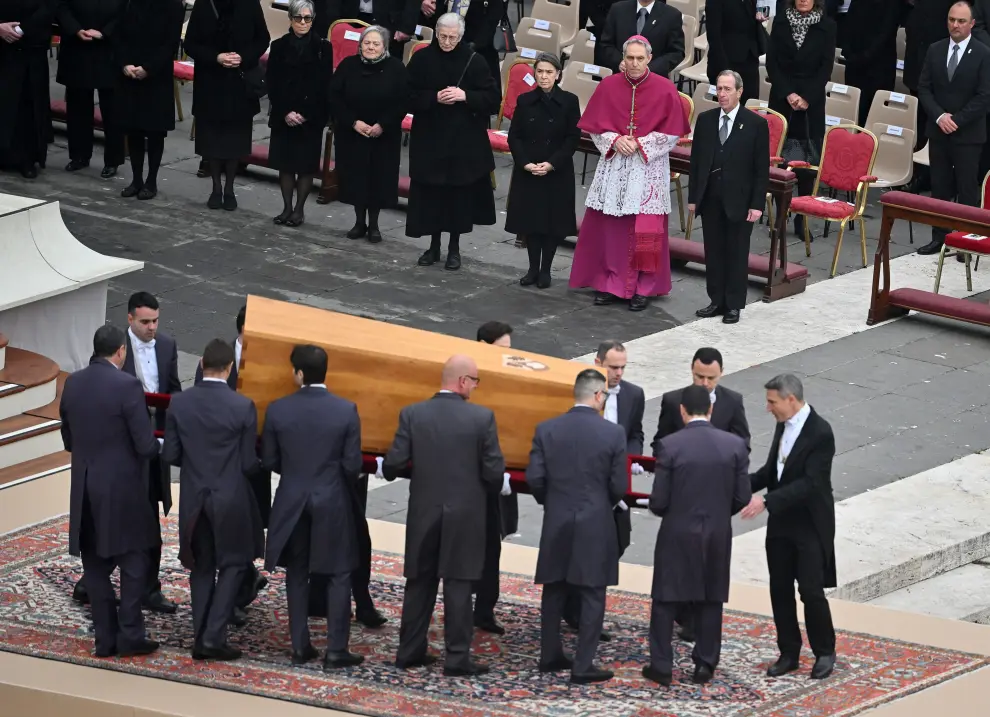 El féretro con los restos mortales del papa emérito Benedicto XVI.