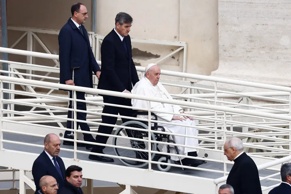 El papa Francisco, a su llegada para la misa funeral de Benedicto XVI.