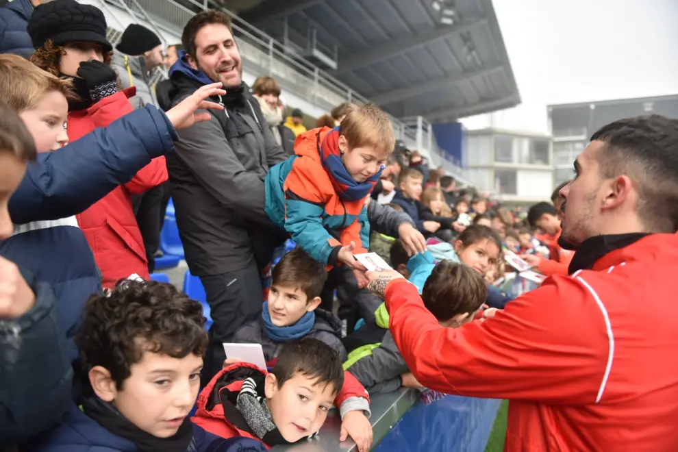 500 aficionados de la SD Huesca han acudido a la sesión de trabajo de este jueves.