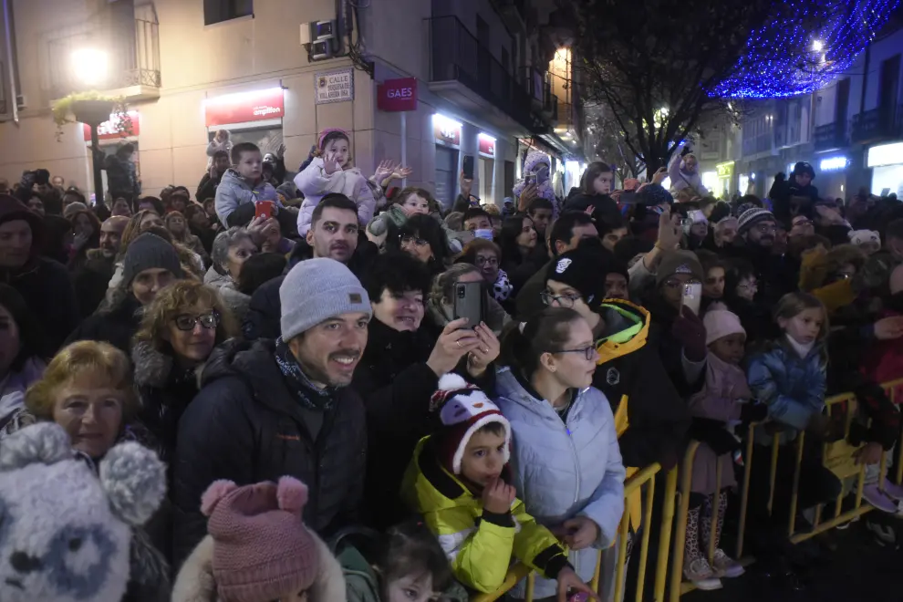 El desfile ha recuperado la plena normalidad con un éxito rotundo de público en las calles de Huesca.