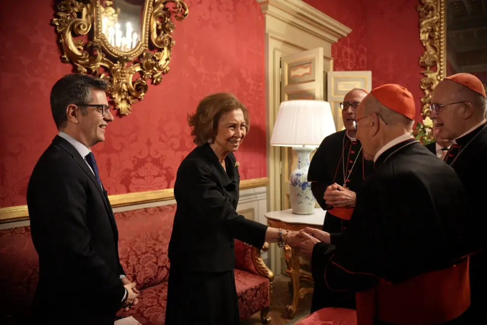 La reina Sofía y el ministro Félix Bolaños visitaron este miércoles la capilla ardiente del papa emérito Benedicto XVI en el Vaticano.