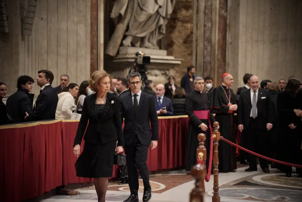 La reina Sofía y el ministro Félix Bolaños visitaron este miércoles la capilla ardiente del papa emérito Benedicto XVI en el Vaticano.