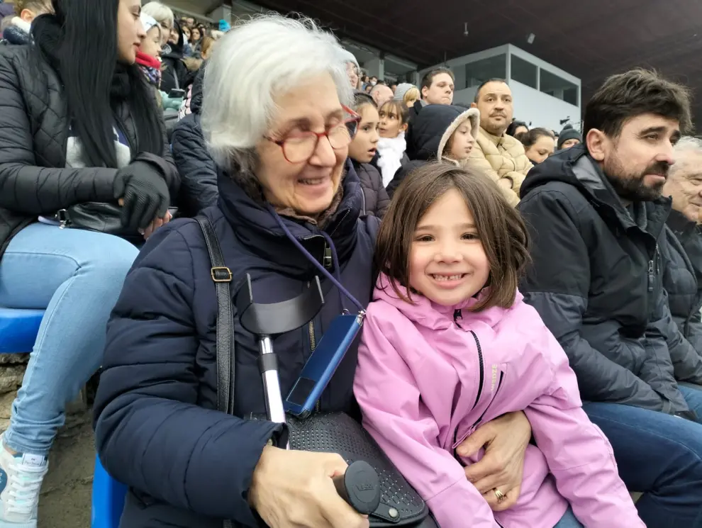 Los Reyes Magos llegan a Zaragoza: Marisa y si nieta Tatiana (5) en La Romareda