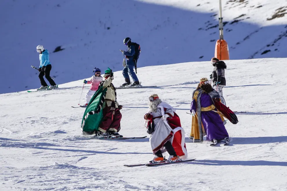 Los Reyes Magos recorren las estaciones de Aragón entre esquíes y música