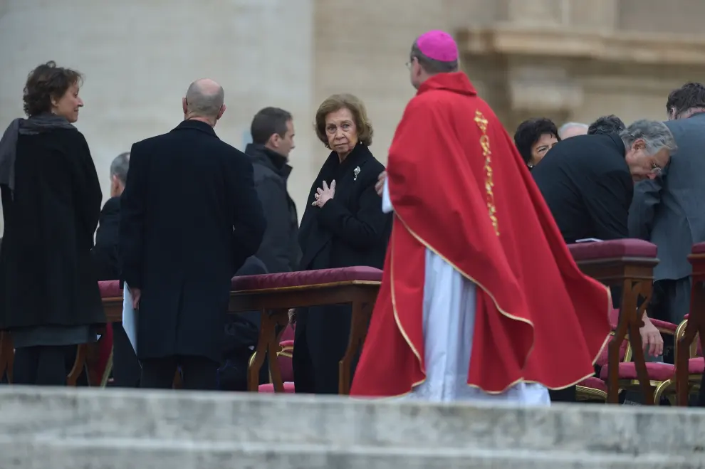 Vaticano, Roma, Italia: La Regina Sofia assiste ai funerali del Papa Emerito Benedetto XVI