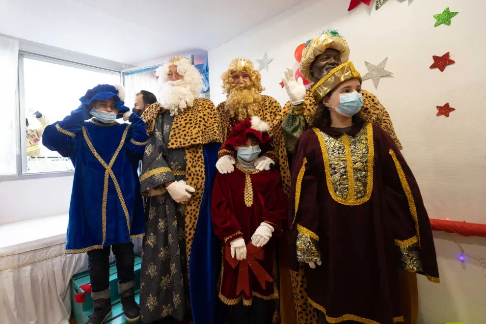 Trasladados en un camión de Bomberos de Zaragoza, sus Majestades han entrado al centro sanitario por una ventana de Cirugía Pediátrica.