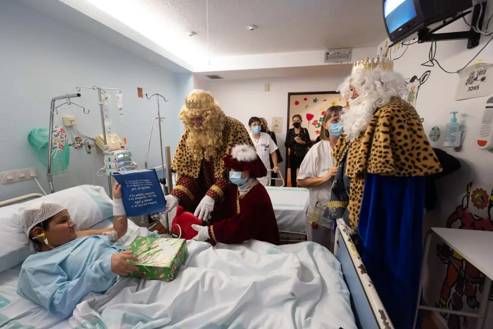 Trasladados en un camión de Bomberos de Zaragoza, sus Majestades han entrado al centro sanitario por una ventana de Cirugía Pediátrica.