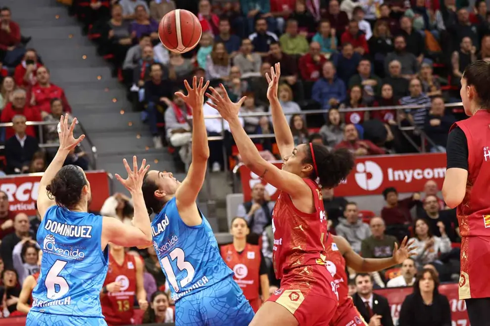 El equipo aragonés, condicionado por un arbitraje bochornoso, cae ante el ocho veces campeón de liga (62-76) en un partido muy bronco y lleno de polémica.