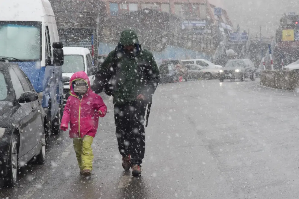 La nieve recibió a los visitantes que este domingo se acercaron a Astún.