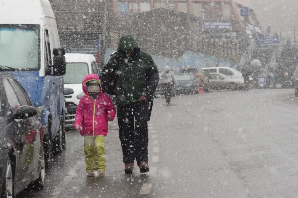 La nieve recibió a los visitantes que este domingo se acercaron a Astún.