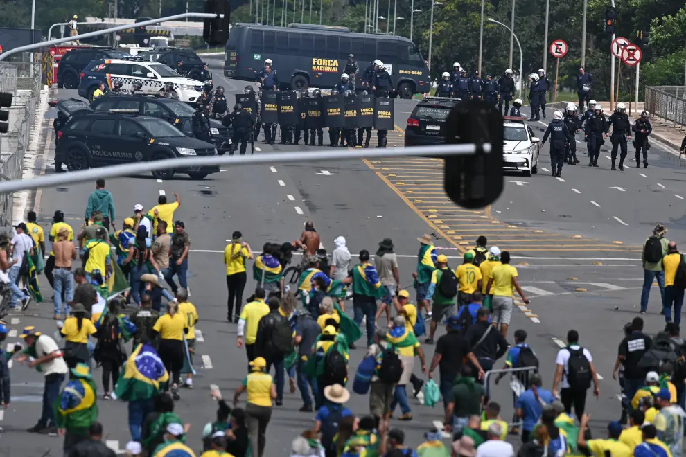 Manifestantes invaden sede del poder y la Presidencia de la República en Brasil.