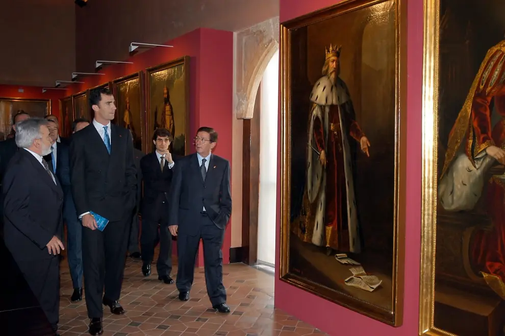 Don Felipe de Borbón en la Aljafería de Zaragoza el 28 de noviembre del 2002 en su visita a la Exposición 'Aragón, de Reino a Comunidad' para conmemorar el vigésimo aniversario del estatuto de autonomía.