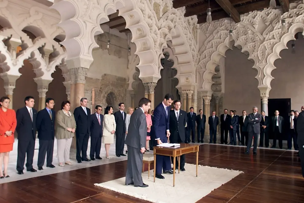 Don Felipe de Borbón visita las Cortes de Aragón el 5 de junio del 2000 en su viaje oficial con el Presidente de Aragón Marcelino Iglesias y el Presidente de las Cortes, José María Mur.