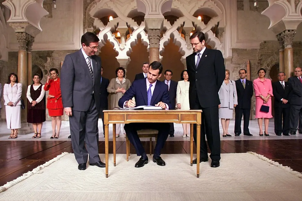 Don Felipe de Borbón visita las Cortes de Aragón el 5 de junio del 2000 en su viaje oficial con el Presidente de Aragón Marcelino Iglesias y el Presidente de las Cortes, José María Mur.