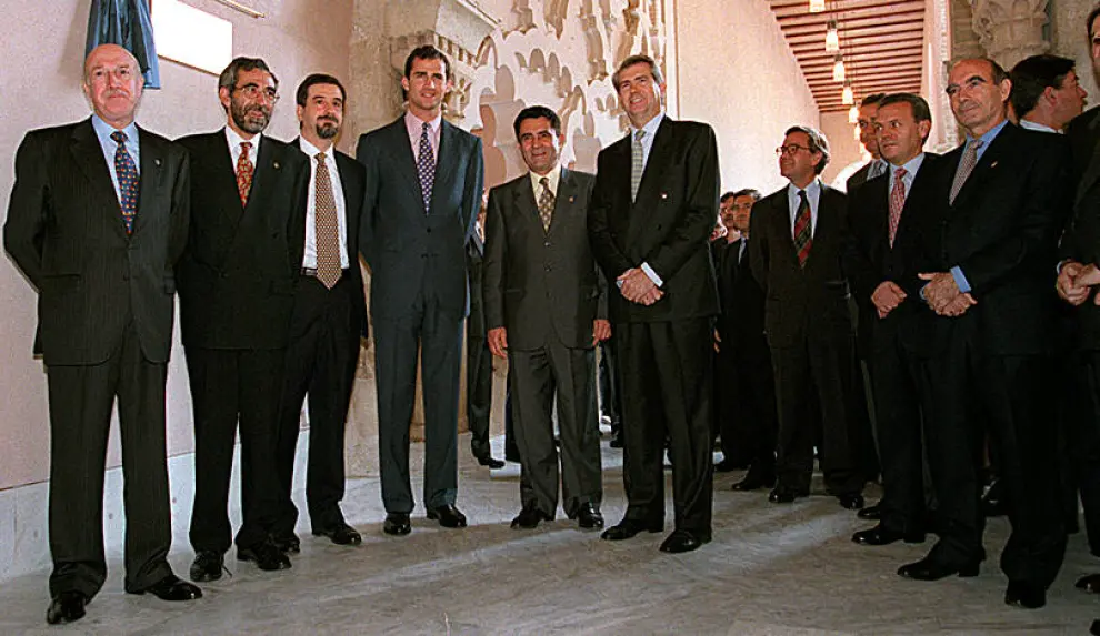 El entonces Príncipe Felipe con Emilio Eiroa, Santiago Lanzuela y Juan Monserrat durante la inauguración de las obras de restauración del Palacio de la Aljafería el 13 de mayo de 1998.