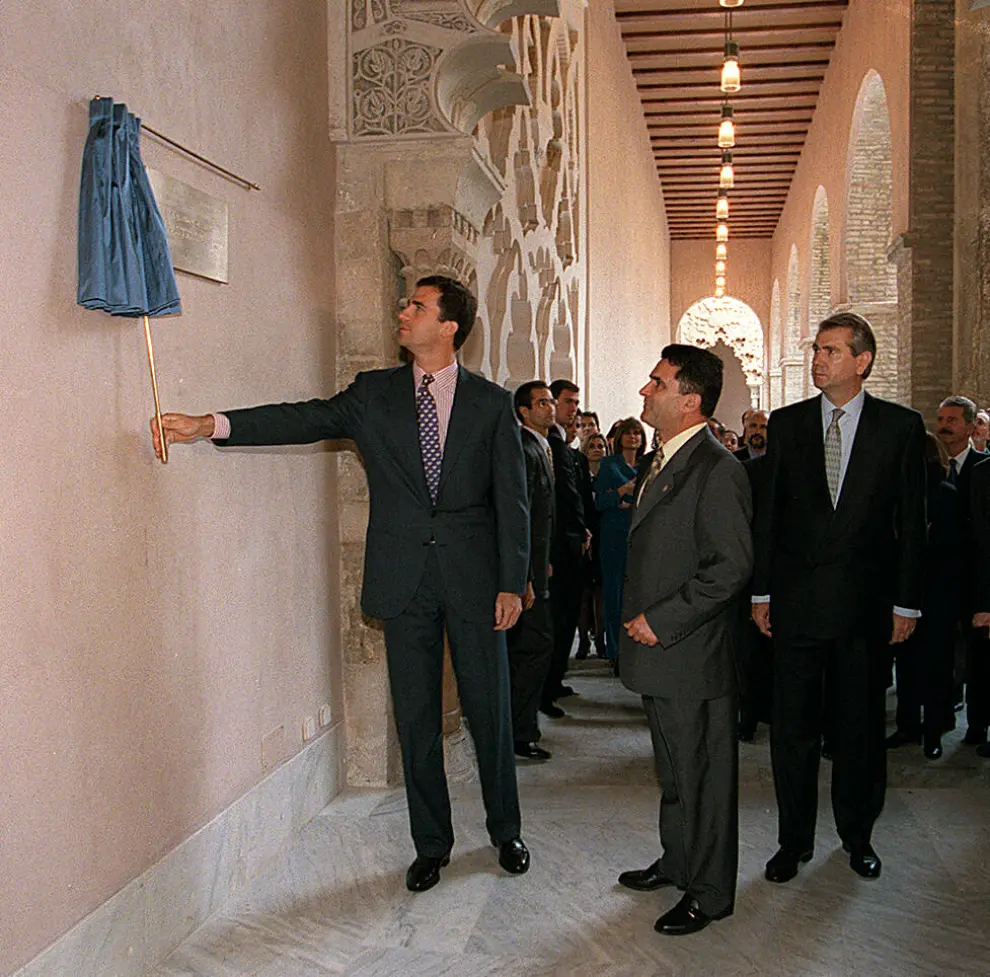 El entonces Príncipe Felipe descubre las placas de inauguración de las obras de restauración del Palacio de la Aljafería el 13 de mayo de 1998, acompañado de Emilio Eiroa y Santiago Lanzuela.