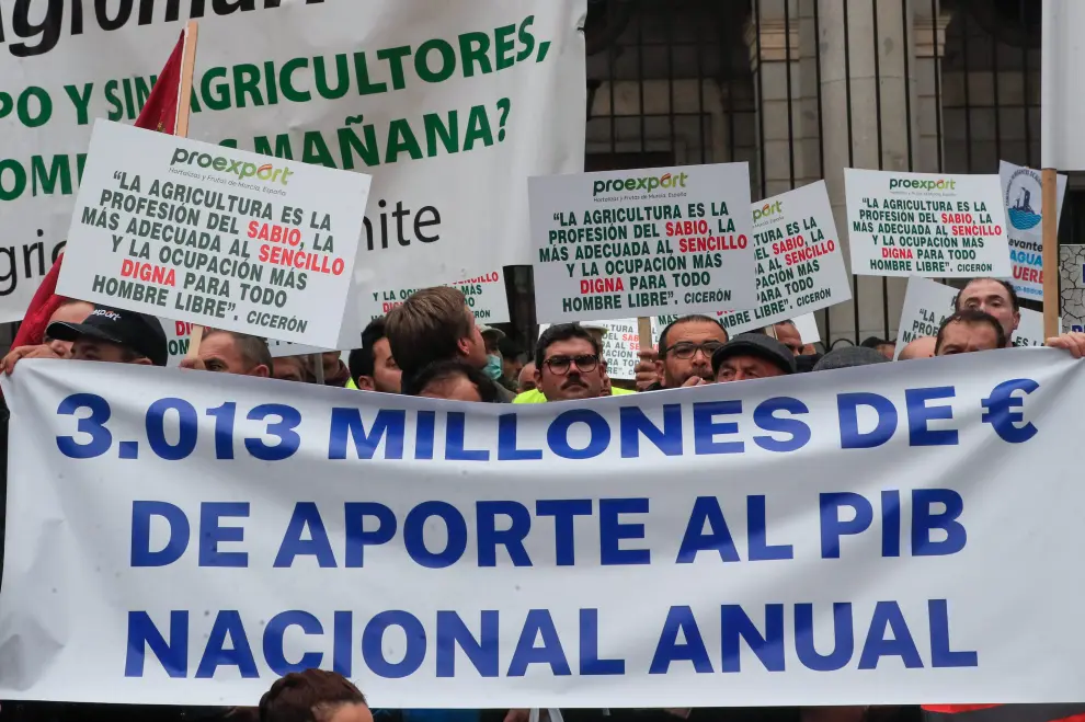 Varias personas protestan con pancartas en la manifestación por la defensa del trasvase Tajo Segura ante la sede del Ministerio de Transición Ecológica y el Reto Demográfico