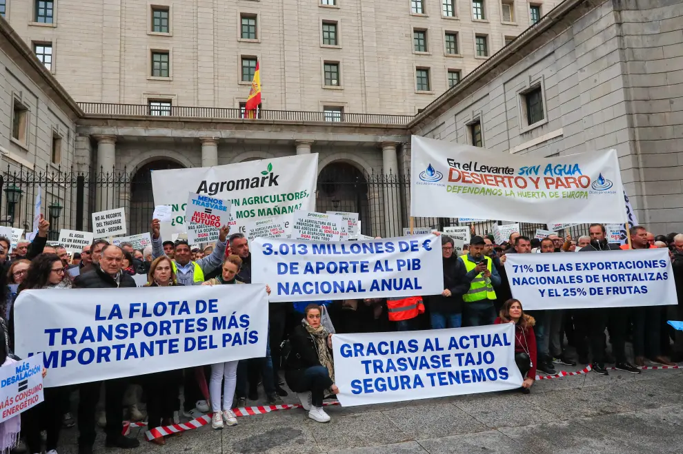 Varias personas protestan con pancartas en la manifestación por la defensa del trasvase Tajo Segura ante la sede del Ministerio de Transición Ecológica y el Reto Demográfico