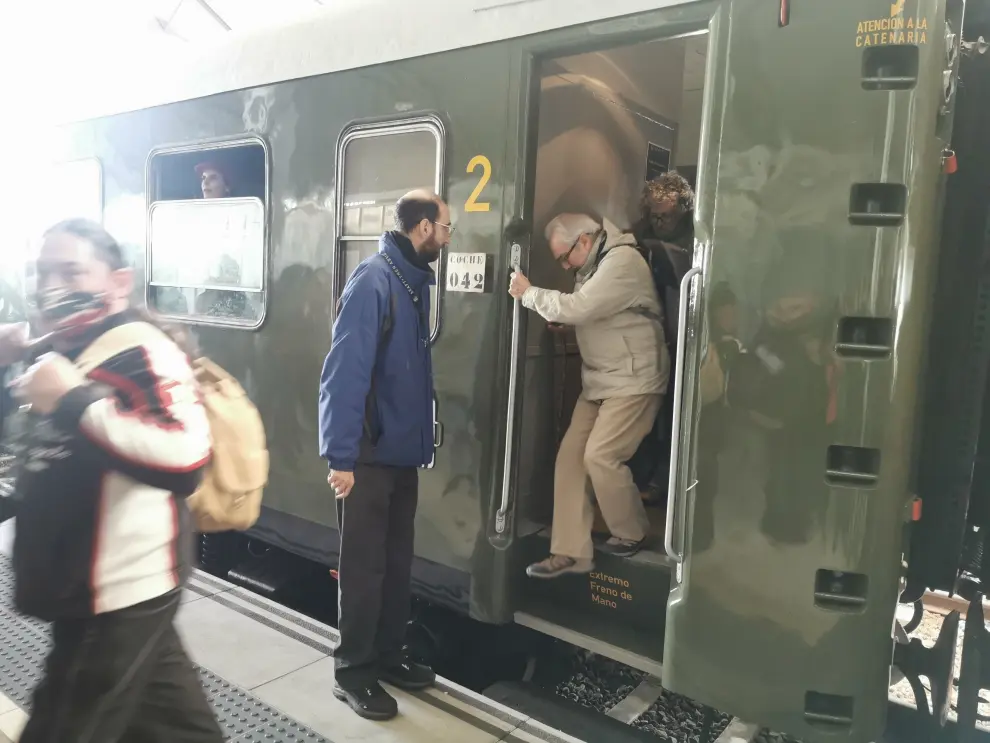 Unas 400 personas han viajado hasta Canfranc a bordo del Tren Blanco procedentes de Madrid.