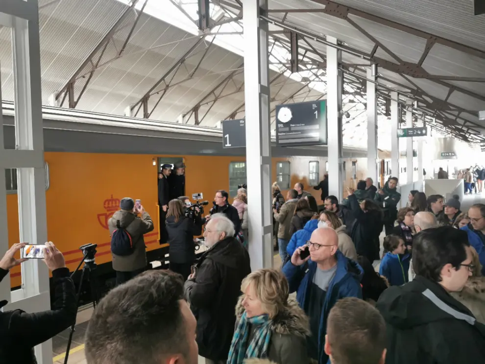 Unas 400 personas han viajado hasta Canfranc a bordo del Tren Blanco procedentes de Madrid.