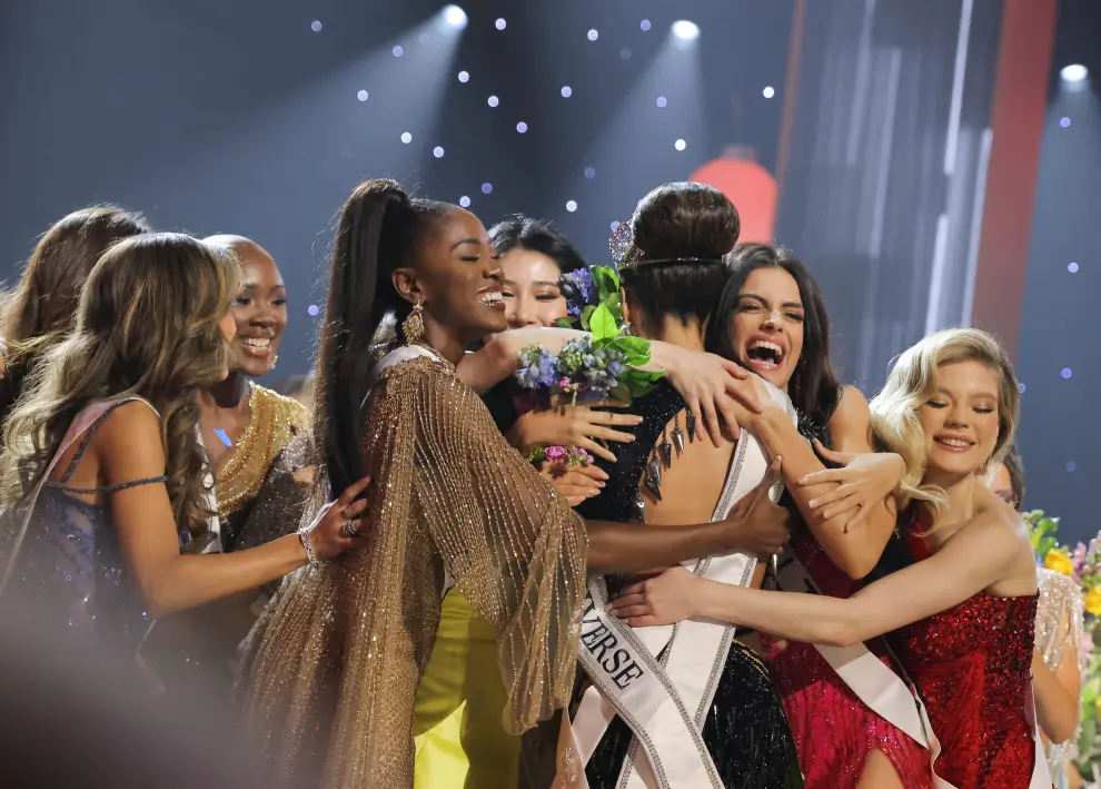 Miss U.S. R'Bonney Gabriel is crowned Miss Universe by outgoing Miss Universe Harnaaz Sandhu of India, during the 71st Miss Universe pageant in New Orleans, Louisiana, U.S. January 14, 2023.  REUTERS/Jonathan Bachman USA-MISSUNIVERSE/