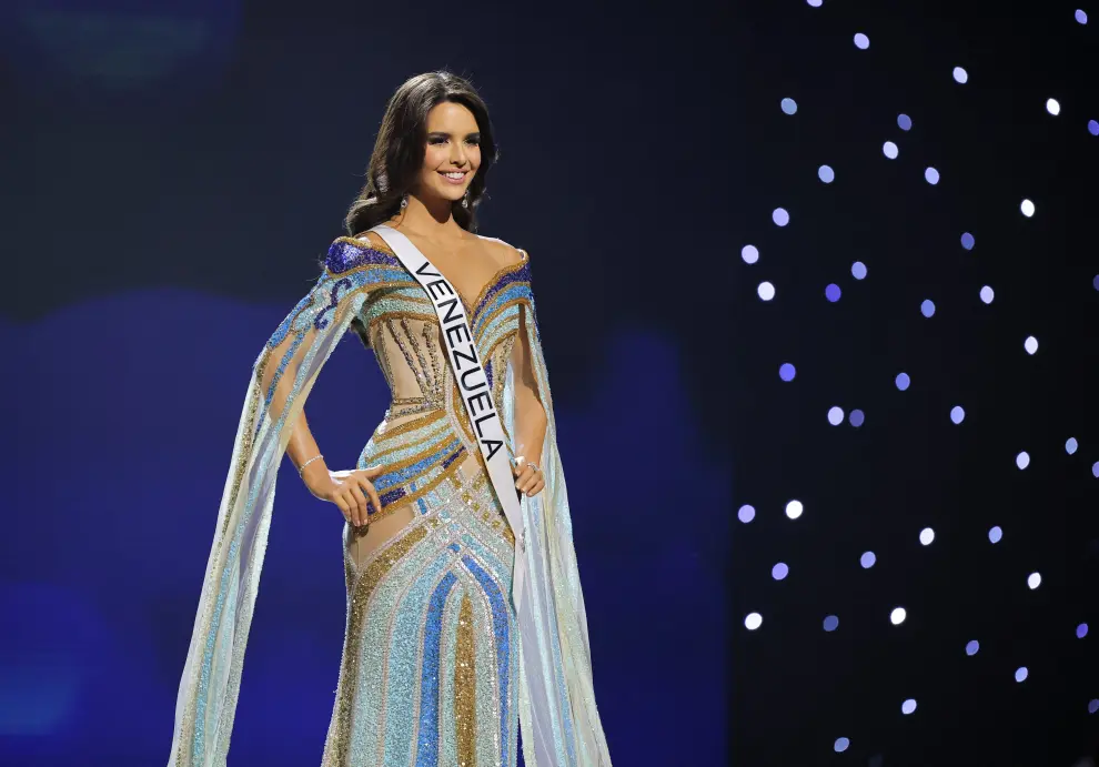 Miss U.S. R'Bonney Gabriel is crowned Miss Universe by outgoing Miss Universe Harnaaz Sandhu of India, during the 71st Miss Universe pageant in New Orleans, Louisiana, U.S. January 14, 2023.  REUTERS/Jonathan Bachman USA-MISSUNIVERSE/