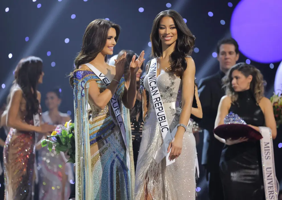 Hosts Jeannie Mai Jenkins and Olivia Culpo speak with Miss Dominican Republic Andreina Martinez during the 71st Miss Universe pageant in New Orleans, Louisiana, U.S. January 14, 2023.  REUTERS/Jonathan Bachman USA-MISSUNIVERSE/